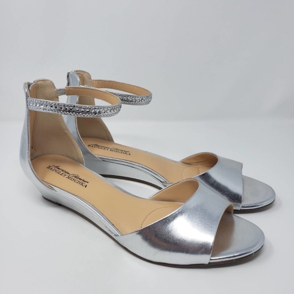 Badgley Mischka 8.5W Silver ankle strap low wedge open toe sandals Sz 8.5W